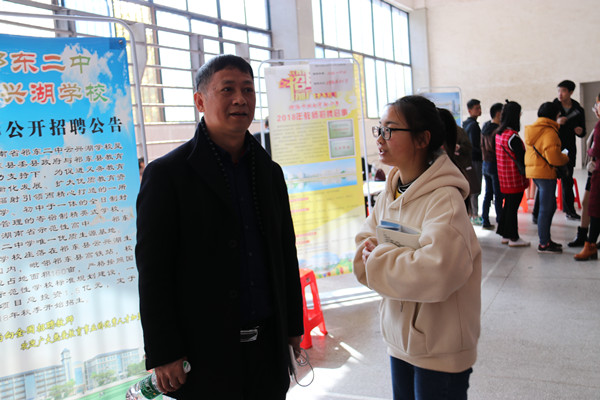 衡阳师范学院南岳学院党总支书记匡云山正在接受采访.JPG