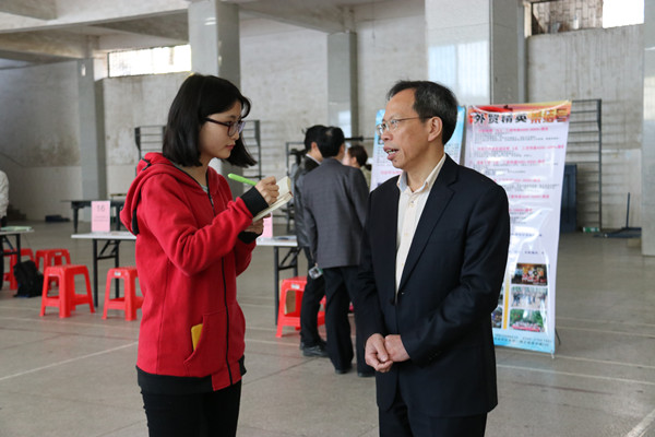 衡阳师范学院南岳学院院长王芳宇正在接受采访.JPG